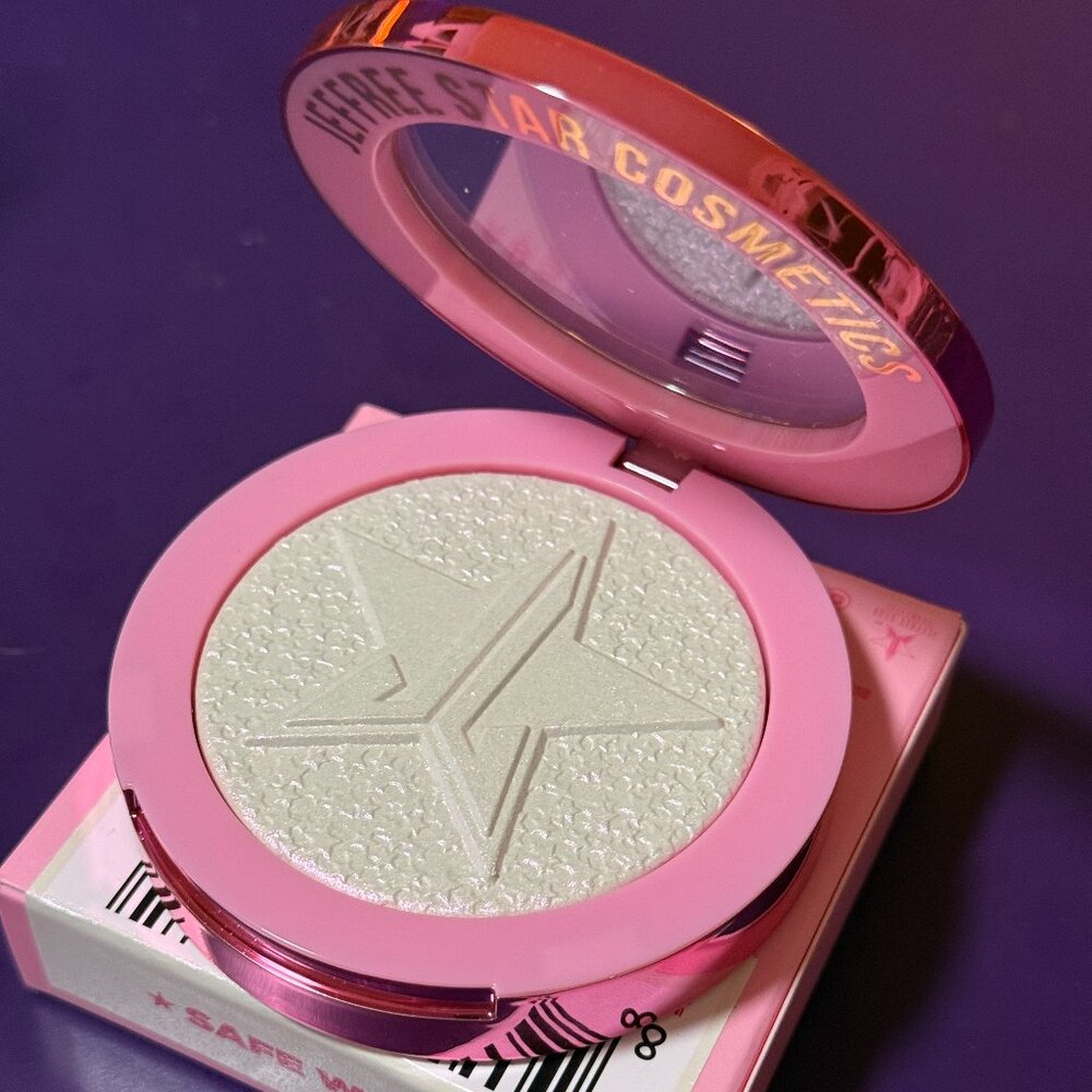 Supreme Frost Highlighting Powder - Safe Word